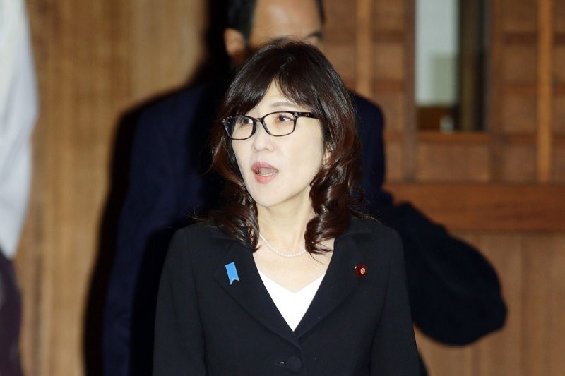 Bà Tomomi Inada, Bộ trưởng Quốc phòng Nhật Bản viếng đền Yasukuni. Ảnh: AP