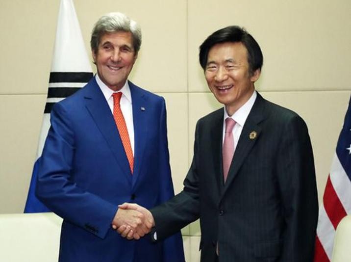 Ngoại trưởng Mỹ John Kerry và Bộ trưởng Ngoại giao Hàn Quốc Yun Byung-se. Ảnh: Sina