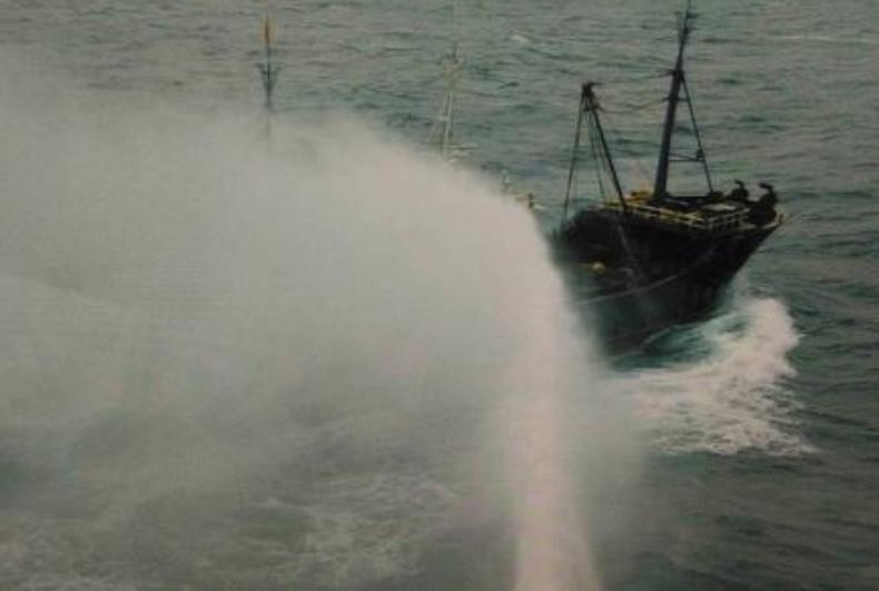 Tàu cá Trung Quốc bị tàu chiến Đài Loan dùng vòi rồng xua đuổi. Ảnh: Sina
