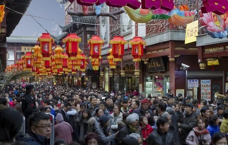 Người Trung Quốc trên đường phố (ảnh tư liệu)