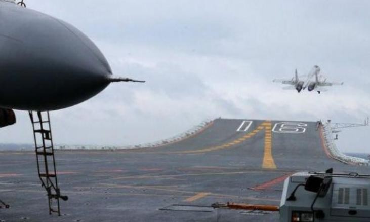 Máy bay chiến đấu J-15 cất cánh trên tàu sân bay Liêu Ninh, Hải quân Trung Quốc ở Biển Đông ngày 2 tháng 1 năm 2017. Ảnh: Cankao