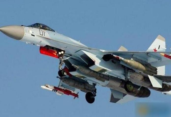 Máy bay chiến đấu Su-35 mang theo đầy đủ vũ khí. Ảnh: Sina