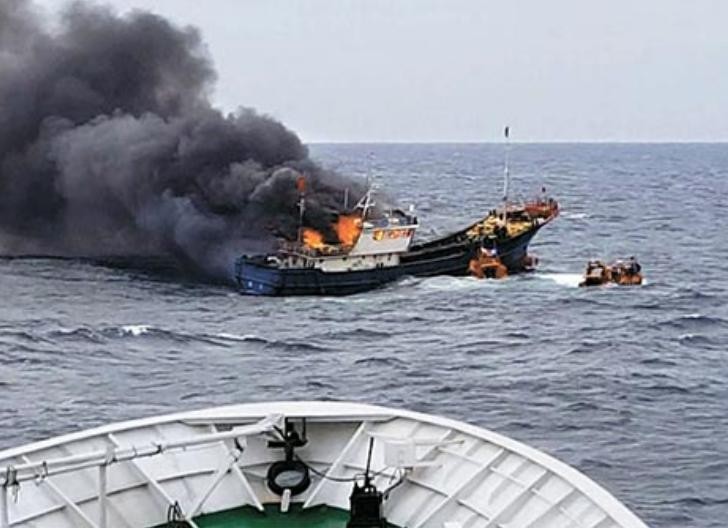 Một tàu cá Trung Quốc bị Cảnh sát biển Hàn Quốc dùng vũ khí tấn công. Ảnh: Cankao