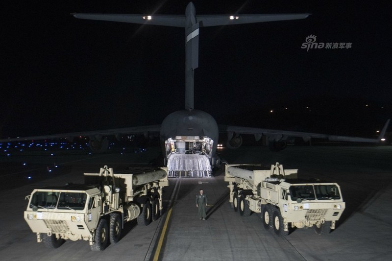 Ngày 6/3/2017, hệ thống phòng thủ khu vực tầm cao đoạn cuối (THAAD) Mỹ bắt đầu được triển khai ở Hàn Quốc. Ảnh: Sina
