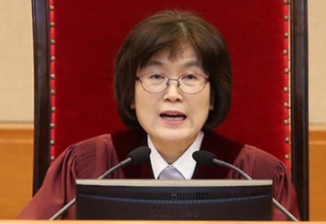 Ngày 10/3/2017, quyền Chánh án Tòa án Hiến pháp Hàn Quốc Lee Jung-mi đọc phán quyết đối với bà Park Geun-hye. Ảnh: Yonhap