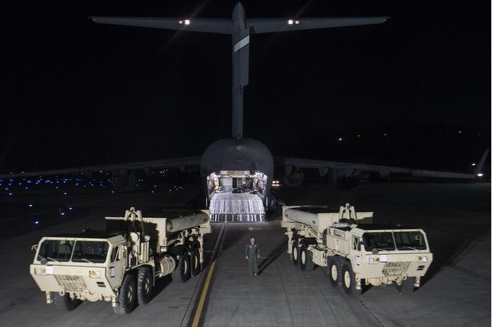 Ngày 6/3/2017, một chiếc máy bay vận tải cỡ lớn C-17 Mỹ đã chở 2 xe phóng tên lửa và một phần trang bị của hệ thống THAAD đến căn cứ Osan, Hàn Quốc. Ảnh: Guancha