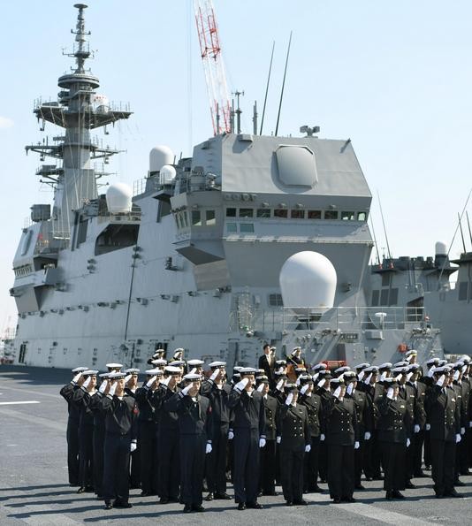 Ngày 22/3/2017, Lực lượng Phòng vệ Biển Nhật Bản biên chế tàu sân bay trực thăng Kaga lớp Izumo. Ảnh: Japan Times