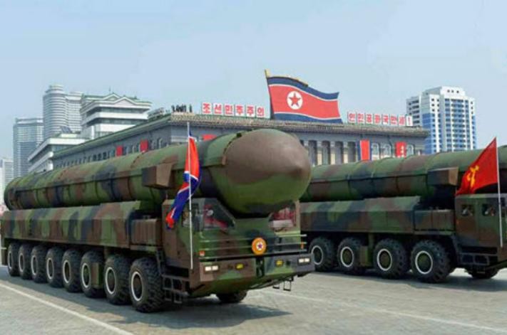 Xe phóng tên lửa của Triều Tiên trong lễ diễu binh ngày 15/4/2017. Ảnh: Kyodo