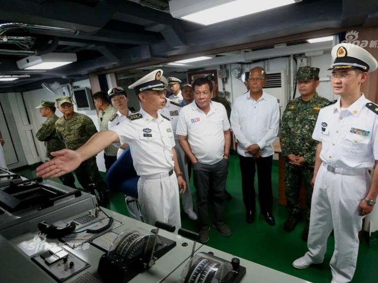 Tổng thống Philippines Rodrigo Duterte tham quan tàu chiến Trung Quốc. Ảnh: Sina