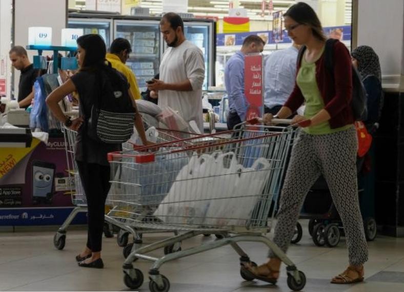 Người dân đi mua thức ăn ở Thủ đô Qatar ngày 6/6/2017. Ảnh: Tân Hoa xã