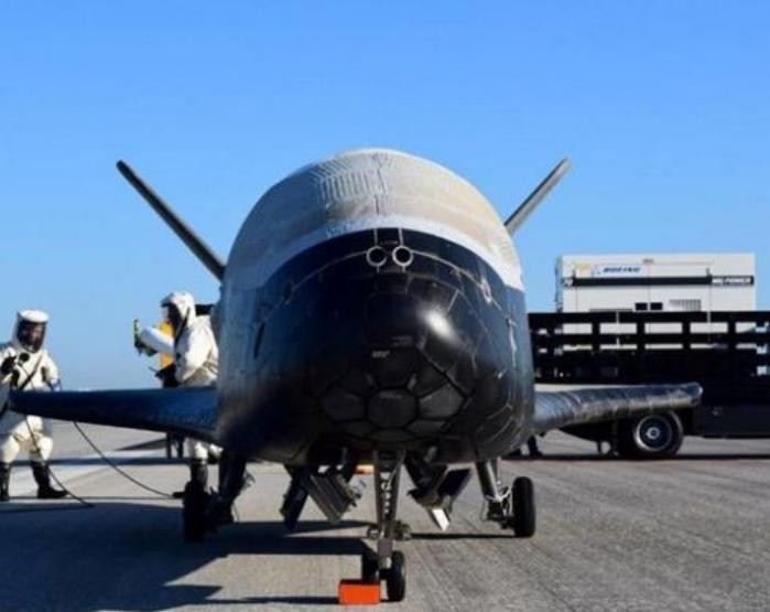 Máy bay không gian không người lái X-37B hạ cánh ở Trung tâm hàng không vũ trụ Kennedy, Cơ quan hàng không vũ trụ Mỹ. Ảnh: Reuters