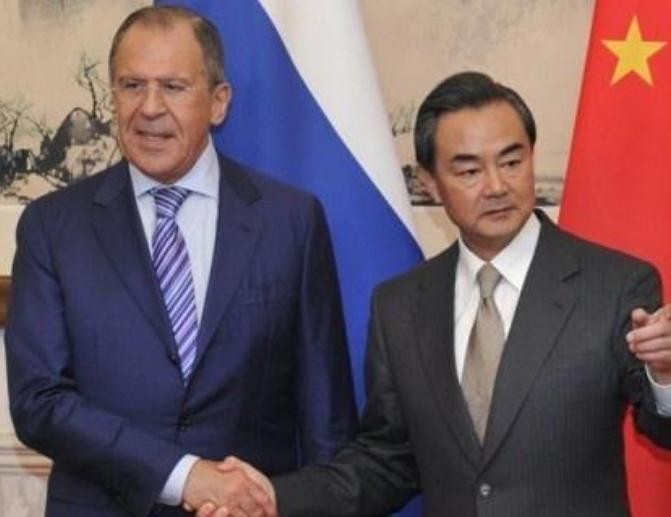 Bộ trưởng Ngoại giao Nga Sergei Lavrov và người đồng cấp Trung Quốc Vương Nghị. Ảnh: Sina