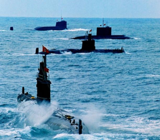 Tàu ngầm hạt nhân và tàu ngầm thông thường của Hải quân Trung Quốc tiến hành tập trận trên biển. Ảnh: Cankao