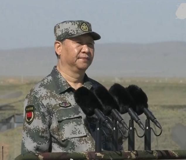 Chủ tịch Trung Quốc Tập Cận Bình mặc quân phục dự Lễ duyệt binh kỷ niệm tròn 90 năm thành lập quân đội Trung Quốc. Ảnh: NTDTV.