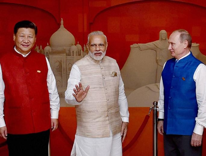 Nga có thể đứng ra đóng vai trò hòa giải trong đối đầu biên giới Trung - Ấn. Trong hình là Chủ tịch Trung Quốc Tập Cận Bình, Thủ tướng Ấn Độ Narendra Modi và Tổng thống Nga Vladimir Putin. Ảnh: Business Standard.