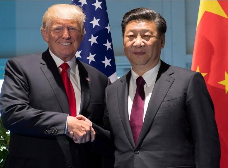 Tổng thống Mỹ Donald Trump và Chủ tịch Trung Quốc Tập Cận Bình bắt tay nhau. Ảnh: Malay Mail Online