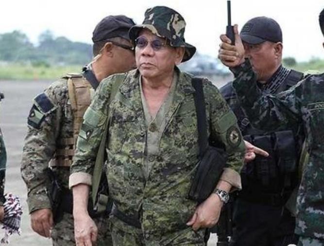 Tổng thống Philippines Rodrigo Duterte trong bộ quân phục. Ảnh: Sina.
