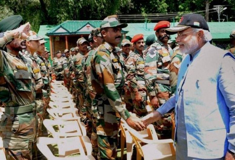 Thủ tướng Ấn Độ Narendra Modi đưa ra chính sách "Make in India" để tìm cách làm cho Ấn Độ từng bước giảm lệ thuộc vào nhập khẩu vũ khí trang bị. Ảnh: The Financial Express.