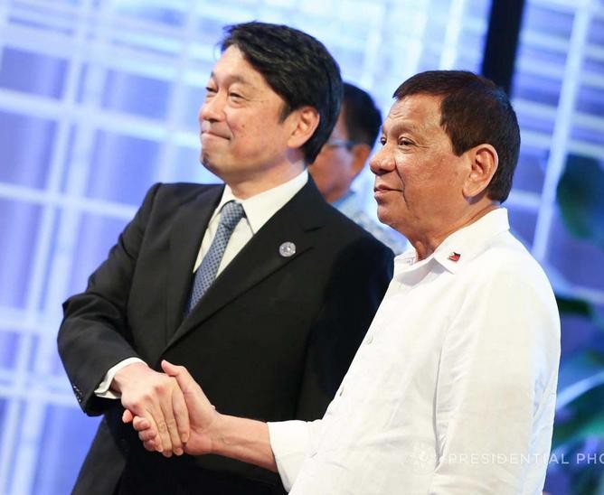 Bộ trưởng Quốc phòng Nhật Bản Itsunori Onodera và Tổng thống Philippines Rodrigo Duterte. Ảnh: Rappler.