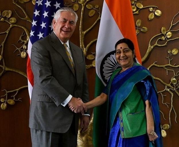 Ngoại trưởng Mỹ Rex Tillerson và Ngoại trưởng Ấn Độ Sushma Swaraj. Ảnh: The Express Tribune.