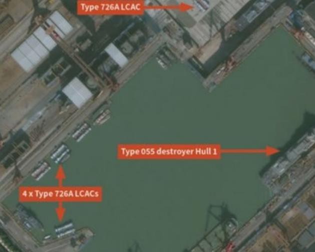 Đây là hình ảnh vệ tinh của Jane's cho thấy Trung Quốc đang đẩy nhanh chế tạo tàu đổ bộ đệm khí Type 726A. Ảnh: Jane's/Cankao.