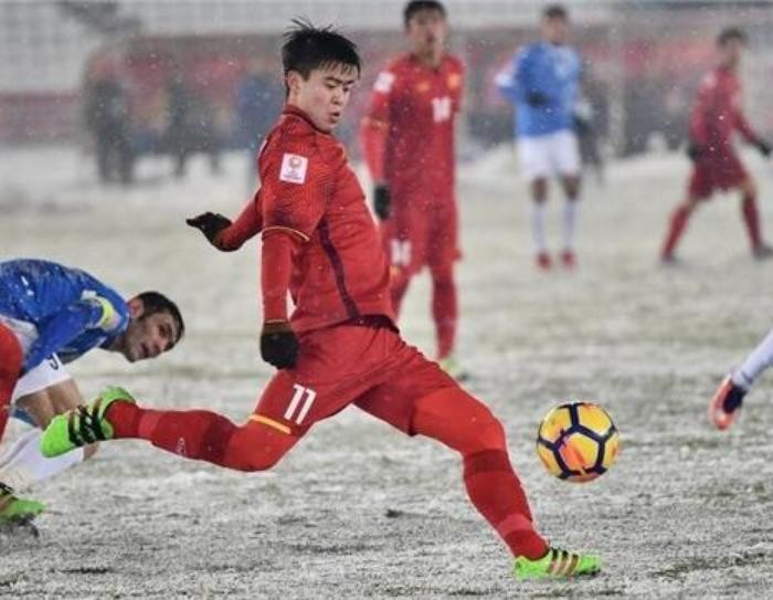 Hậu vệ Duy Mạnh trong trận chung kết giữa U23 Việt Nam và U23 Uzbekistan. Ảnh: Ifeng.