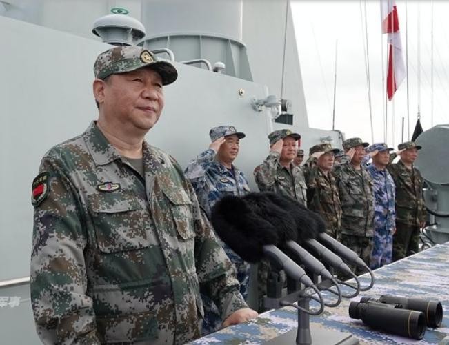 Chủ tịch Trung Quốc Tập Cận Bình tại lễ duyệt binh trên biển. Ảnh: Sina.