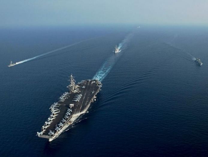 Tàu sân bay USS Theodore Roosevelt của hải quân Mỹ và tàu chiến hải quân Singapore trên Biển Đông. Ảnh: Naval Today.