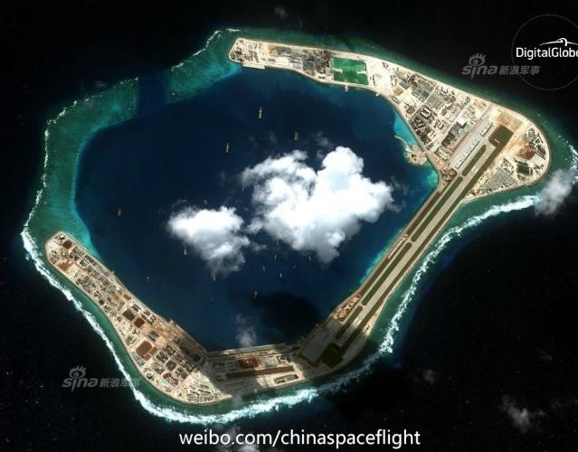 Trung Quốc đã xây dựng bất hợp pháp đường băng sân bay rộng 60 m, dài 3.250 trên đá Xu Bi, quần đảo Trường Sa, Việt Nam. Ảnh: Sina.
