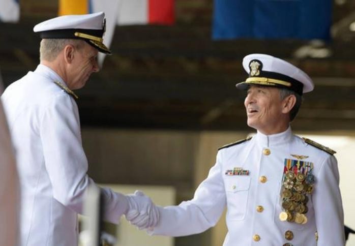 Đô đốc Philip Davidson và Đô đốc Harry Harris bàn giao quyền lực. Cả hai đều có lập trường cứng rắn với Trung Quốc, bao gồm vấn đề Biển Đông. Ảnh: Sina.