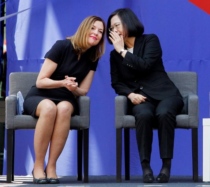 Nhà lãnh đạo Đài Loan bà Thái Anh Văn (bên phải) nói chuyện với Trợ lý Ngoại trưởng Mỹ Marie Royce tại Lễ khánh khành trụ sở mới của Hiệp hội Mỹ tại Đài Loan ngày 12/6/2018. Ảnh: AP.