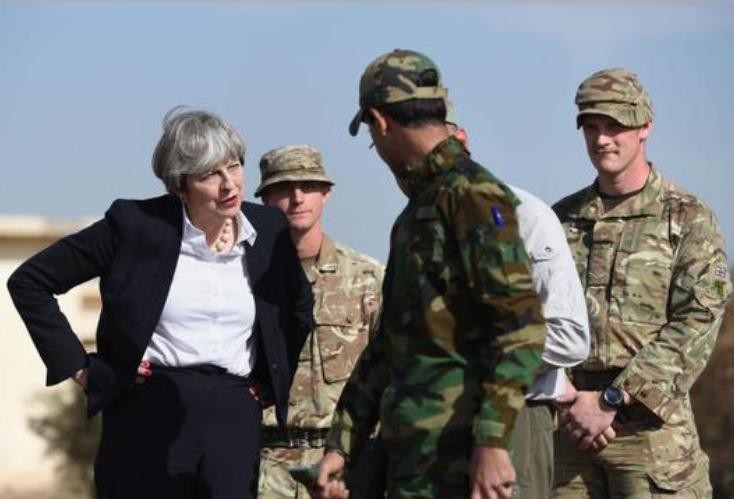 Thủ tướng Anh Theresa May và binh sĩ Anh. Ảnh: Sina.
