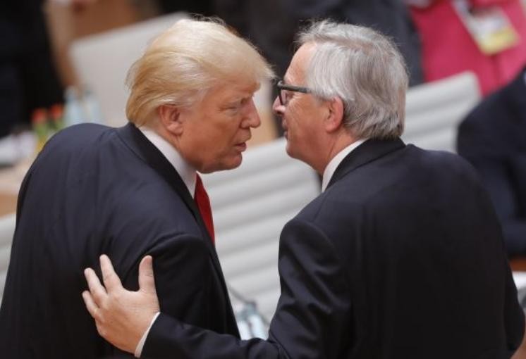 Tổng thống Mỹ Donald Trump và Chủ tịch Ủy ban Liên minh châu Âu Jean-Claude Juncker. Ảnh: CNBC.