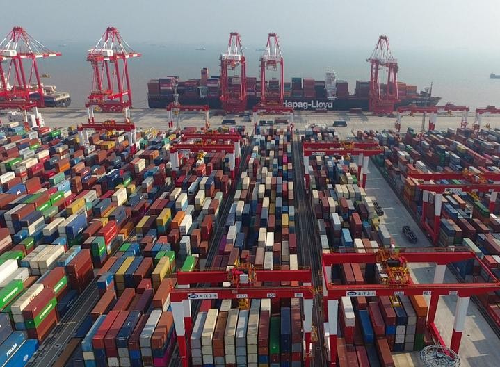 Sau khi gia nhập WTO vào năm 2001, sự thịnh vượng của thương mại đối ngoại đã đóng vai trò rất quan trọng đối với sự "cất cánh" của nền kinh tế Trung Quốc. Ảnh: Xinhuanet.