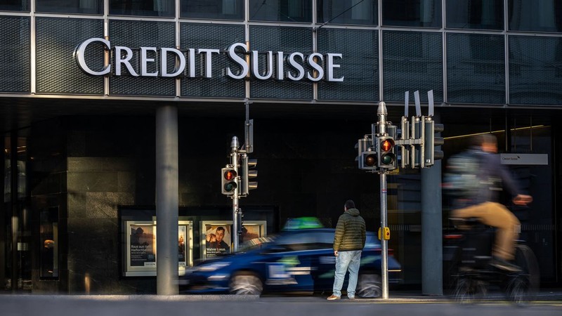 Sự sụp đổ của SVB đã làm tăng mối lo ngại đối vói Credit Suisse vốn đã gặp khó khăn trong thời gian dài (Ảnh: CNN)