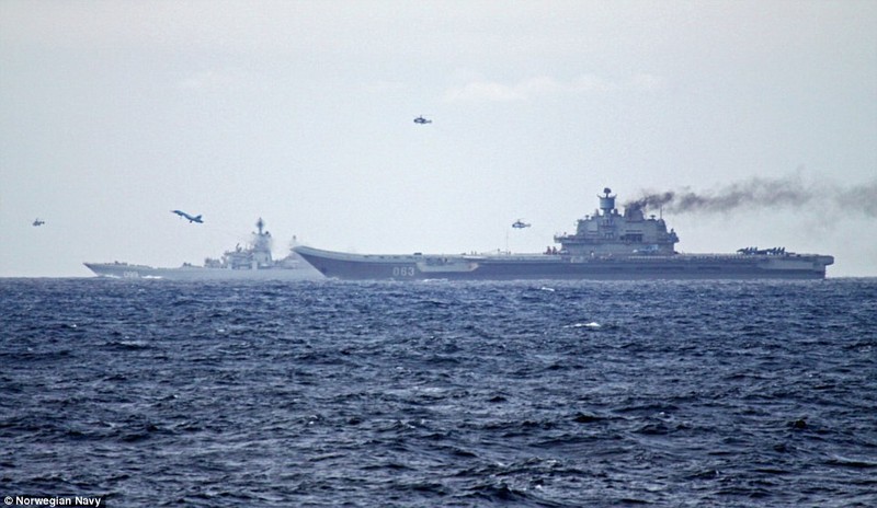 Chiến đấu cơ Su-33 và trực thăng săn ngầm cất cánh từ tàu sân bay Đô đốc Kuznetsov khi cụm tác chiến tàu sân bay Nga hải hành qua eo biển Anh