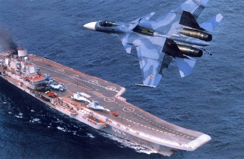 Chiến đấu cơ S-33 bay phía trên tàu sân bay Đô đốc Kuznetsov đang trên đường tới Syria