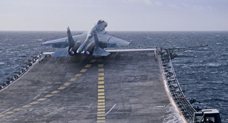 Su-33 xuất kích từ tàu Đô đốc Kuznetsov