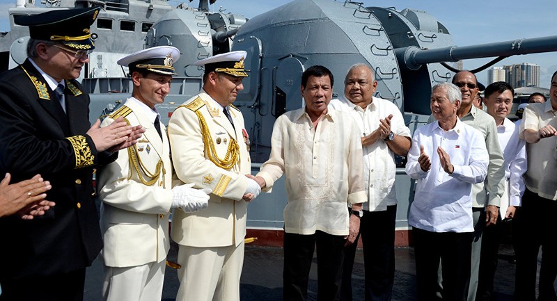 Ông Duterte thăm khu trục hạm Nga