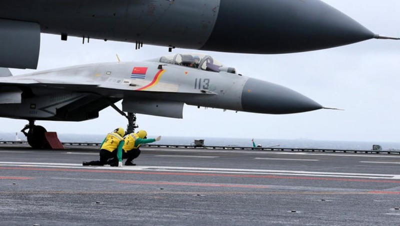 Chiến đấu cơ J-15 chuẩn bị xuất kích từ tàu sân bay Liêu Ninh
