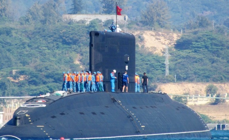 Tàu ngầm Kilo trên vịnh Cam Ranh