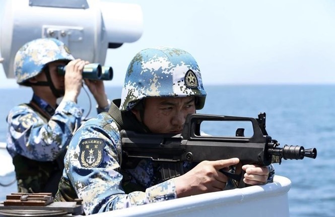 Binh sĩ Trung Quốc tập trận trên biển