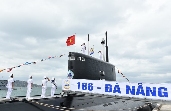 Hải quân Nhân dân Việt Nam làm lễ thượng cờ trên hai tàu ngầm Kilo mới tiếp nhận là Đà Nẵng và Bà Rịa-Vũng Tàu ngày 28/2