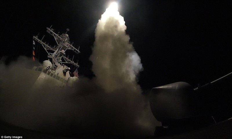 Chiến hạm Mỹ phóng Tomahaw đánh căn cứ không quân Syria
