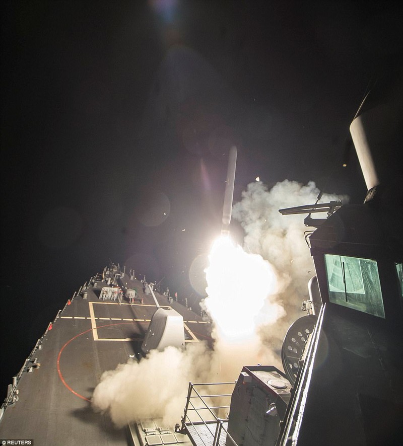 Khu trục hạm Mỹ phóng tên lửa Tomahaw tấn công căn cứ không quân Syria hôm 7/4