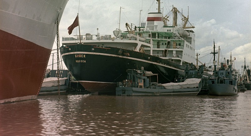 Một tàu chở hàng của Liên Xô cập cảng Việt Nam
