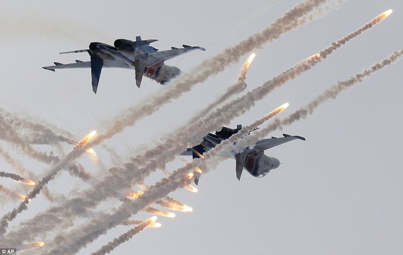 Chiến đấu cơ Nga trình diễn kỹ năng bay siêu đẳng
