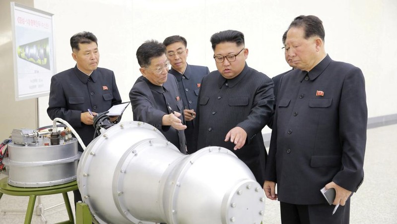 Nhà lãnh đạo Triều Tiên Kim Jong un quan sát vật được cho là quả bom H.