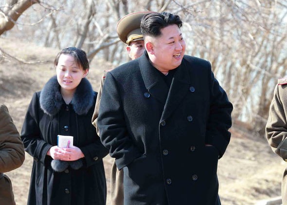Cô Kim Yo jong trong một chuyến công tác cùng ông Kim Jong un