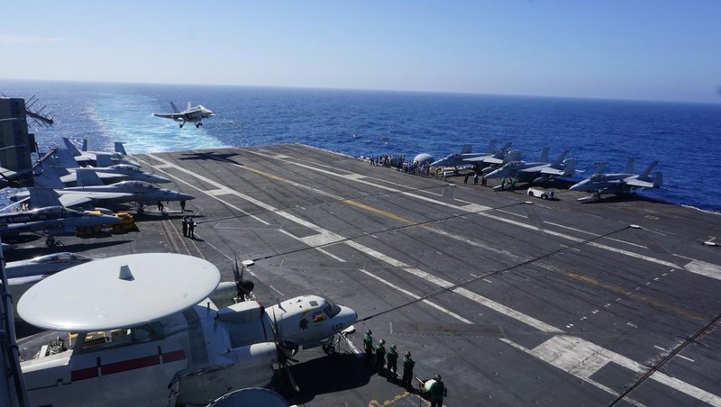 Chiến đấu cơ F-18 hạ cánh xuống tàu sân bay USS Carl Vinson trong chuyến tuần tra Biển Đông ngày 14/2/2018